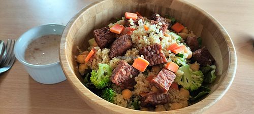 Mainly organic Buddha bowl at Vegan2U in Pelma