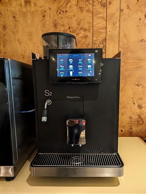 Sadly, there are no vegan lattes in the self service coffee machine at Cha Lounge in Taipei