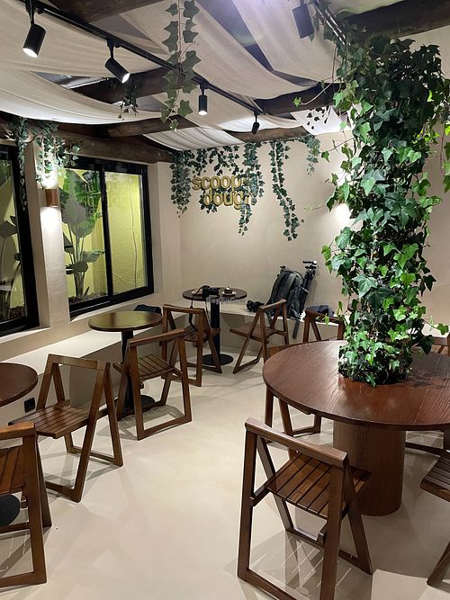 Inside seating at Scoop 'n Dough in Cascais