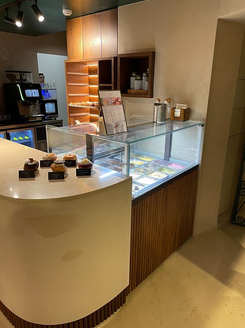 Service area at Scoop 'n Dough in Cascais