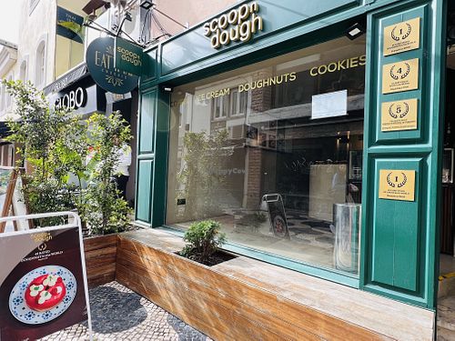   at Scoop 'n Dough in Cascais