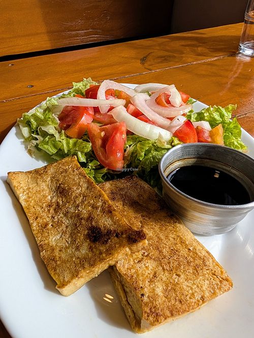 Tofu organico con ensalata at Monto Rojo in El Chalten