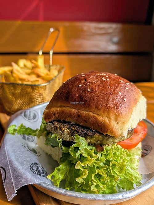 Hamburguesa porotos mung y espinaca at Monto Rojo in El Chalten