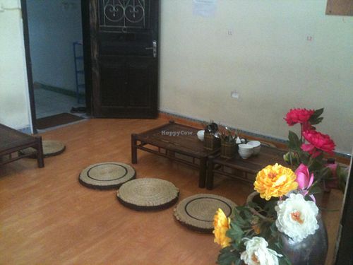 Second floor : no shoes, small table and cushions. Zen and chill-out atmosphere at An Phuc in Hanoi