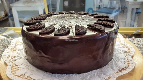 vegane OREO-Torte
vegan OREO-cremecake
between the slices of spongcake you will find a delicious creme with OREO-crisps, covered with finest chocolat at Café Allerlei in Trier