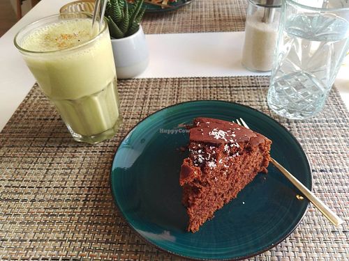 Schokoladenkuchen mit Matcha-Shake at Blattwerk Café & Restaurant in Bad Homburg