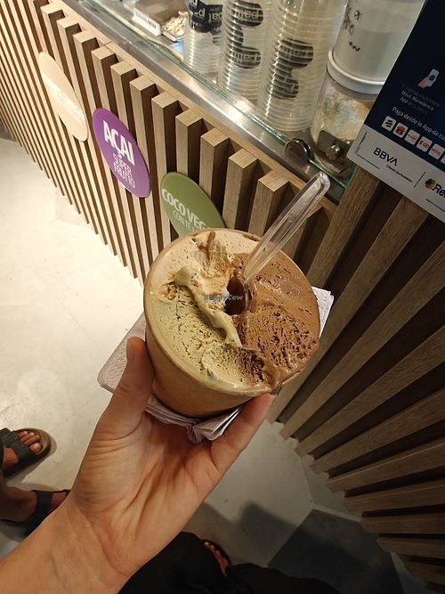 Macadamia, pistacchio and stracciatella hazelnur -ice creams. This size was 13€ 😩 at Patti Gelateria - El Peñón  in Cali