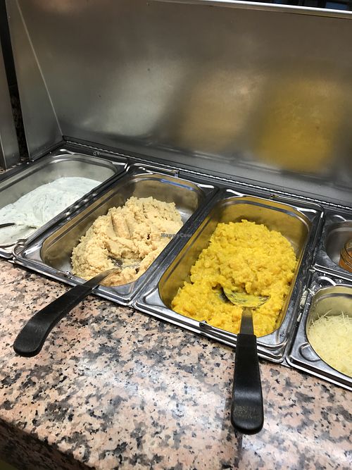 Mango chutney hummus excellent  at Cassius Garten in Bonn