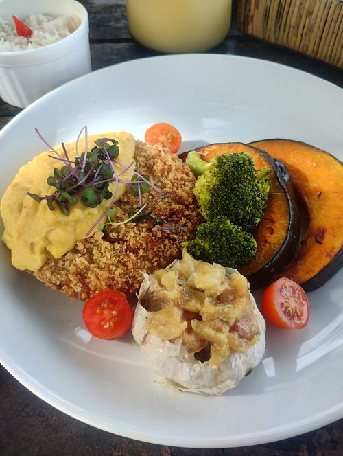 Abóbo
ra grelhada com empanado vegano com creme de milho e alho confit. at Odoiá Maragogi Estalagem e Restaurante in Maragogi