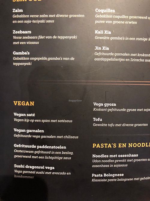 Hoofdgerechten vegan, ernaast is er sushi, salade en soep, nog wat andere kleine dingen. En natuurlijk de bijgerechten. Er zit een QR met een allergenenkaart in de kaart at Ninety in Haaksbergen