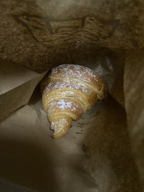 Vegan Croissant 🥐 con almendras T1- near Gate 30 enjoyed after minor flight delayed - ask for vegan options they may not be displayed but in the back. Safe Travels! 😘  at MEX - Le Pain Quotidien - T1 in Mexico City