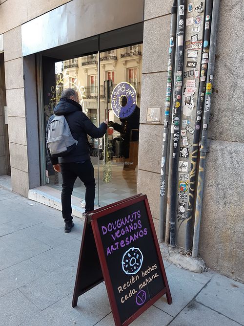 Exterior with customer at VegAmazing Doughnuts - Tirso de Molina in Madrid