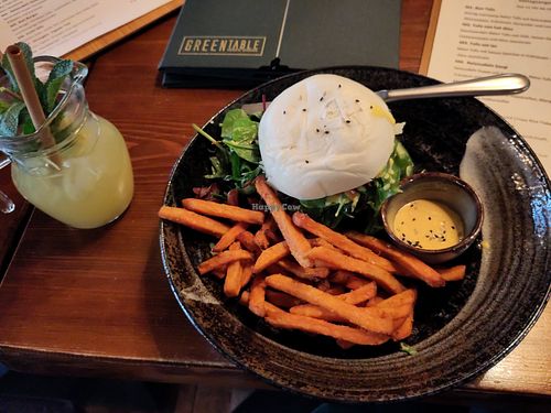 Bao Burger and green ice tea at Greentable in Hamburg