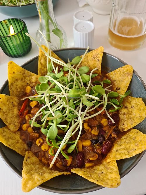 Bean Chili with sunflower sprouts and sunflower nachos at Café Glass in Toender
