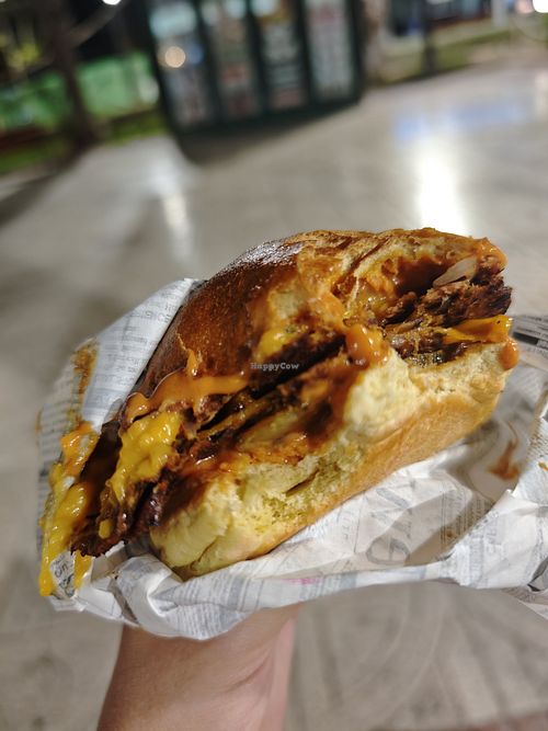 Smash premium burger at Míleljos Vegan in Alicante