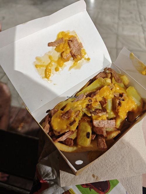 Fries with vacon and cheese at Míleljos Vegan in Alicante