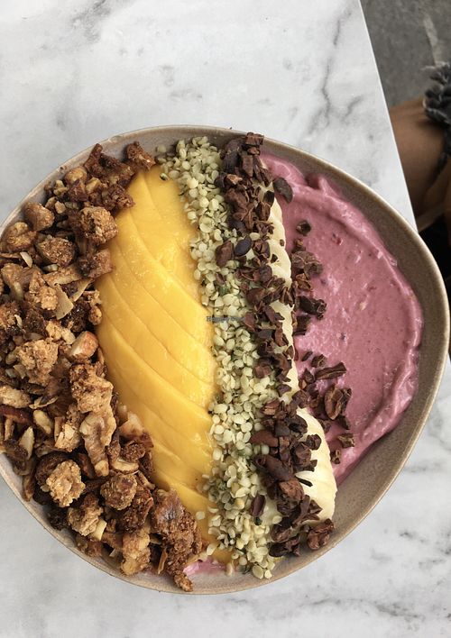 Berry cacao smoothie bowl  at Ver De in El Nido