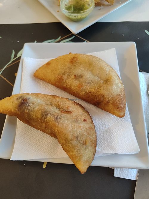 Empanadas de alubias, y carne mechada vegana at Restaurante Gaiborts in Terrassa