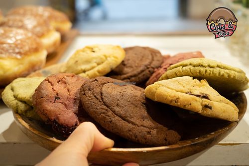 Cookies veganas: pistacho con mango , chocolate cacao, nutella y frutos rojos.

Vegan cookies: pistachio with mango creme, chocolate, nutella and berries. at Cobs & Tops - Terrassa in Terrassa