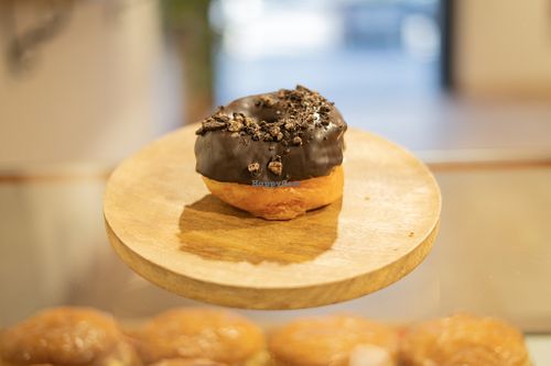 Berlina bañada en chocolate negro y topping de galleta Lotus. at Cobs & Tops - Terrassa in Terrassa