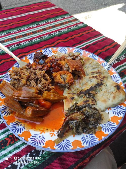 צלחת טעימות טבעונית מדהימה at Savtush - סבתוש-שניצל בחלה in Haifa