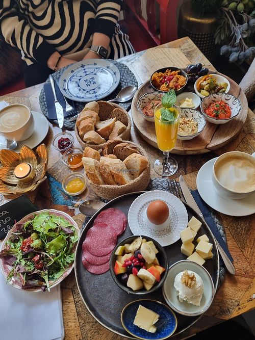 Vorne: Frühstück „sicherer Hafen“, hinten: Veganes Frühstück „Immersatt vegan“ 🌱   at Nesifa Café & Bar in Essen