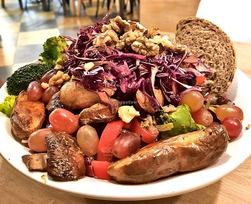 Vegan harvest salad, very big, has baked potatoes and lots of vinagrette at Dean & David in Bad Rappenau