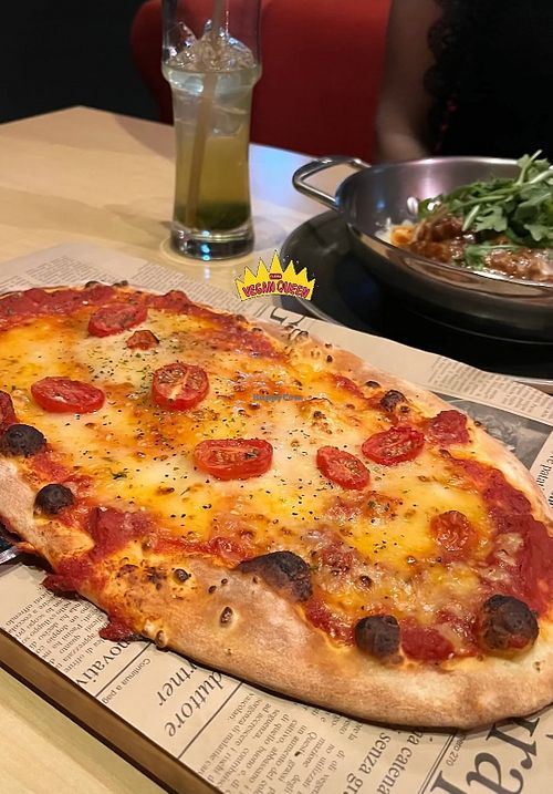 Pizza avec fauxmage at Pacini in Rosemere