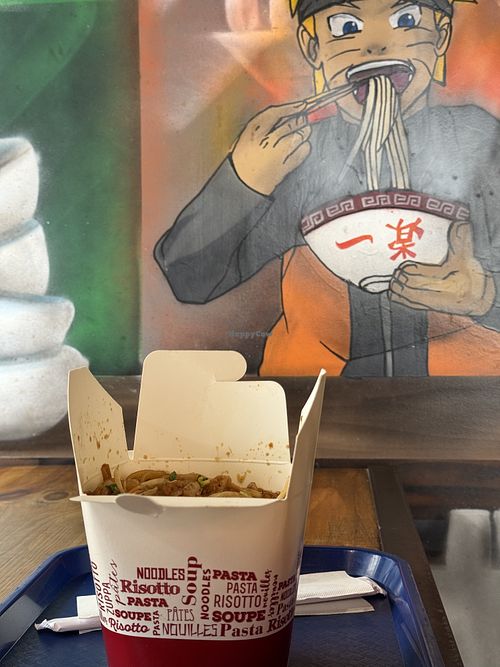 Ik kreeg de grote hoeveelheid pad thai bijna niet op.   at Asian Kitchen in Le Havre