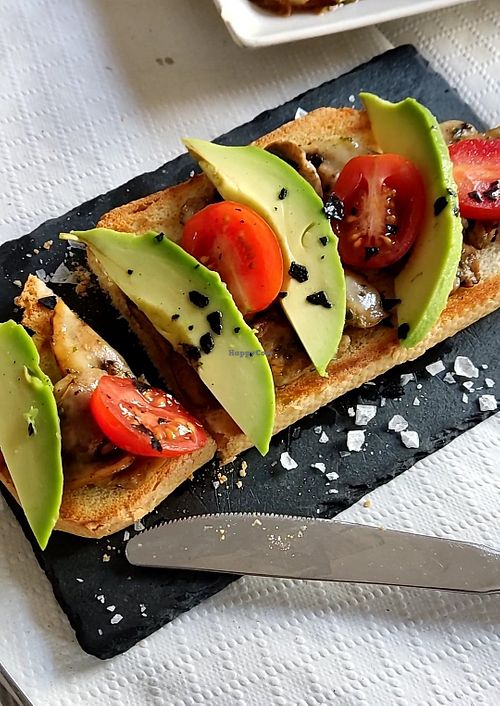 Tostada aguacate, champiñones, cherrys at Bar Alma in Villanueva Del Rosario