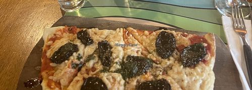 Vegan pizza, cheese, sundried tomatos  at Patagonicus in El Chalten