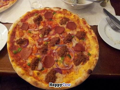 Mamma mia: tomato sauce, paprika, onion, vegan salami, vegan cheese, textured soy protein (fake minced meat). at O'Mamma Mia in Stockholm