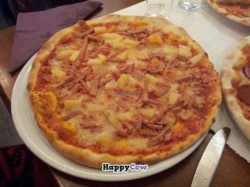 Hawaii: Tomato sauce, Ananas, Vegan cheese, Ham (vegan) at O'Mamma Mia in Stockholm