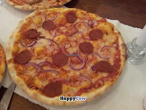 Salamino: Tomato sauce, Onion, Vegan cheese, fake Salami at O'Mamma Mia in Stockholm