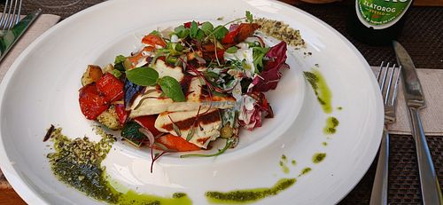 Insalata con verdure e formaggio vegano alla piastra at Tale of Us in Bled