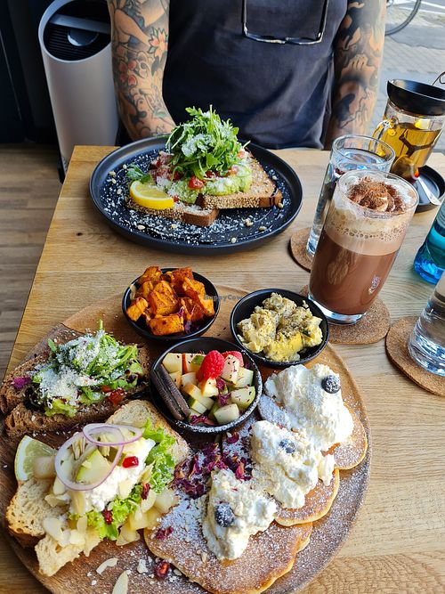 Avocado Slice, Hot Dark Chocolate & Sample Platter at VRÜH - All Day Breakfast in Dortmund