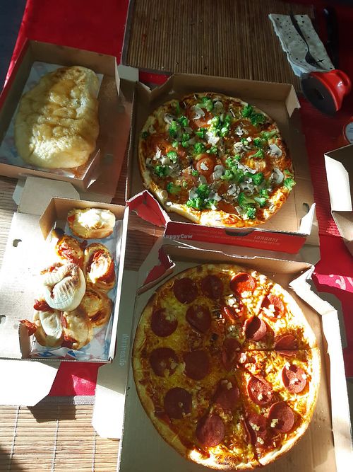 Alles vegan, Pizza las vega und cap Verde, Apple cinnamon bread, Pizza Brötchen mit veg Käse und salami, soweit chilli dip und aioli #Veganuary at Domino's Pizza in Darmstadt
