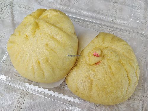 Vegetables pao and curry pao (red dot) at Water Drop Teahouse 滴水坊 in Northeast Singapore