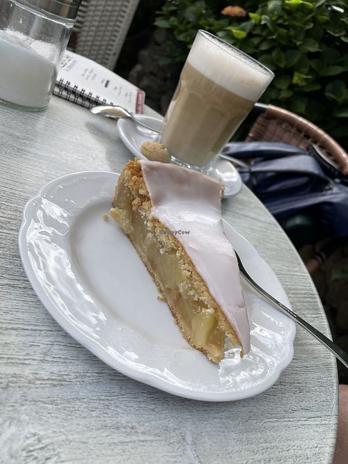 Gedeckter Apfelkuchen   at Friesen-Café in Nebel