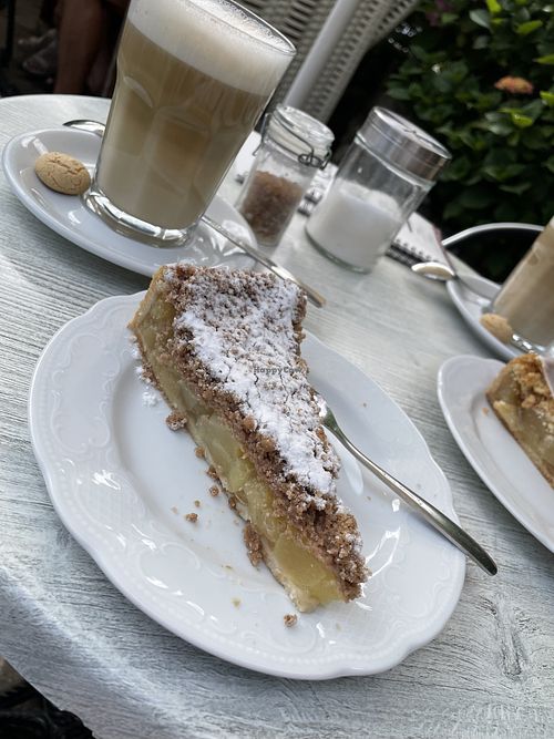 Apfelkuchen mit Zimtstreuseln   at Friesen-Café in Nebel