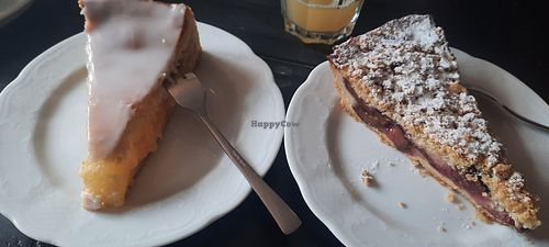 Apfelkuchen mit Zuckerguss und Pflaumenkuchen at Friesen-Café in Nebel