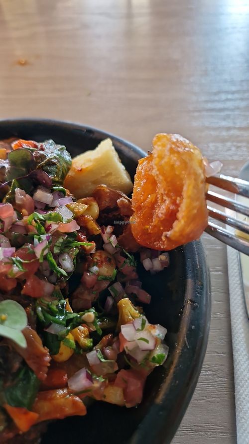 Anticuchos veganizados (papá criolla frita) at Lyara Restaurante in Manizales