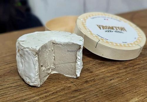 Vegan "Vromton" Camembert cheese made from a Client using the kit at Vromton in Paris