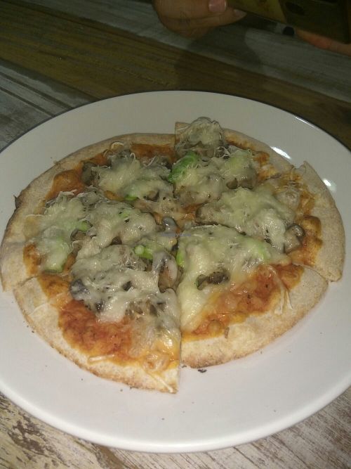 Pizza de setas y espárragos con queso vegano at So Free Pizza - Ximen in Taipei