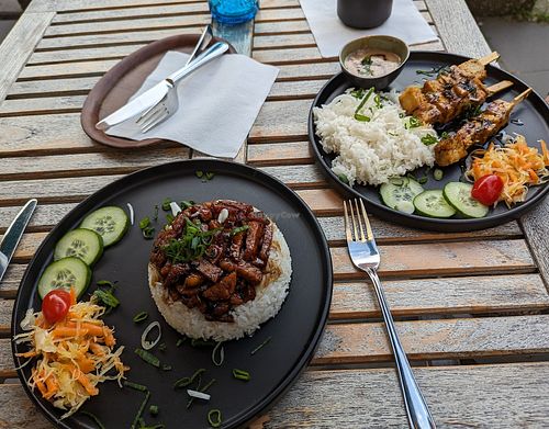 Tempeh mit Kecap und Sate Spieße. 🤤 at Surajaya Tabo in Bremen