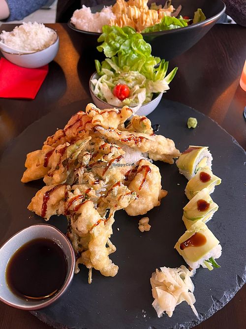 Gebackenes Gemüse mit Reis und Sushi  at HiToMy in Munich