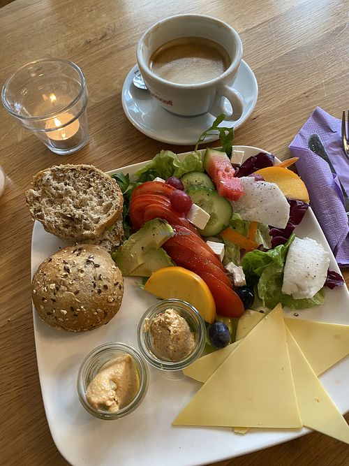 Sehr leckeres veganes Frühstück mit warmen Brötchen   at Café Pause in Cologne