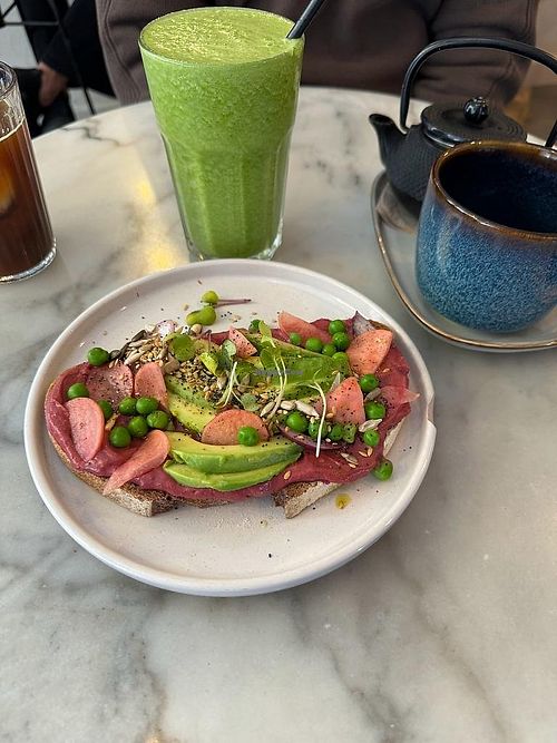 Scrumptious pink avo toast, green smoothie andJapanese tea #Veganuary at Ringo Banana  in Sevilla
