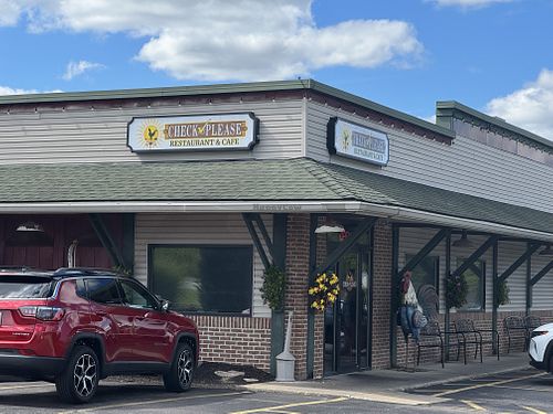 Nice place, good service from waitstaff. Sandwich is your go-to option from my understanding. Had it, was fine (think the patty was a Morningstar Farms one)  at Check Please Cafe in Grafton