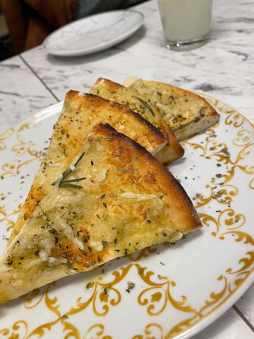Garlic bread at Giulietta - Pizzeria & Cucina Vegana in Lisbon